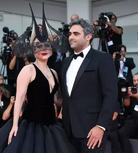 Doamna în negru! Lady Gaga, apariție spectaculoasă alături de logodnicul său la Festivalul de film de la Veneția