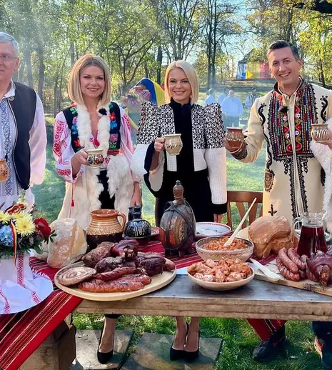 Echipa Știrilor Pro TV sărbătorește 1 Decembrie în costume populare! Roxana Hulpe, Andreea Marinescu și Lavinia Petrea, superbe în ținute festive