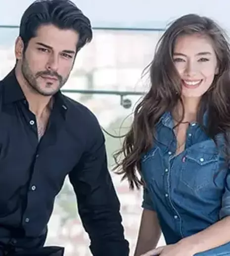 Burak Özçivit și Neslihan Atagül revin la TV în renumitul serial „Dragoste infinită”. Ce post îl va redifuza