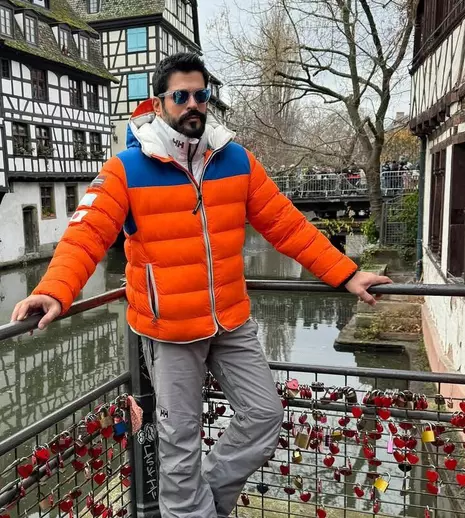 Burak Özçivit a împlinit 40 de ani. Actorul din „Dragoste infinită” și-a făcut cadou o vacanță în Europa alături de soție și cei doi copii