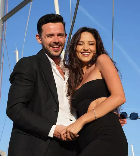 Oana Zara a fost cerută în căsătorie de Bogdan Medvedi, după 11 ani de relație. Primele imagini cu inelul de logodnă