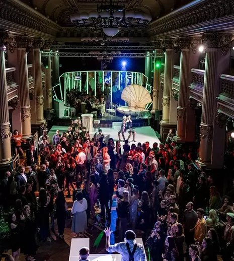 "Marele Gatsby" un spectacol imersiv: O călătorie captivantă în anii '20, prin ochii publicului