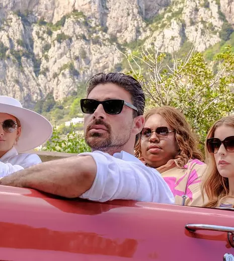 Michele Morrone apare în trailerul pentru „Another Simple Favor”. Ce rol a primit în filmul cu Blake Lively și Anna Kendrick