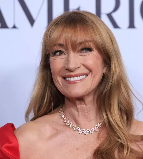 Jane Seymour a strălucit pe podiumul de la New York Fashion Week. Actrița, într-o rochie provocatoare la 74 de ani