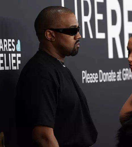 De ce au fost Kanye West și Bianca Censori dați afară de la Premiile Grammy. Soția artistului i-a uimit pe toți cu ținuta aleasă