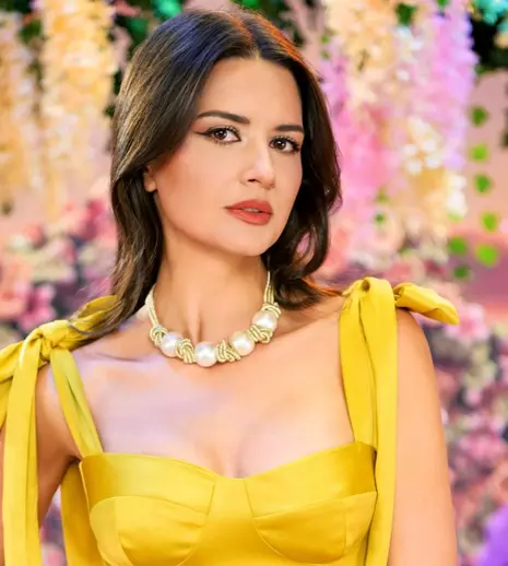 Iulia Pârlea, imagini inedite din „vacanța fetelor”. Cum a apărut vedeta Pro TV în costum de baie pe plajele din Grecia