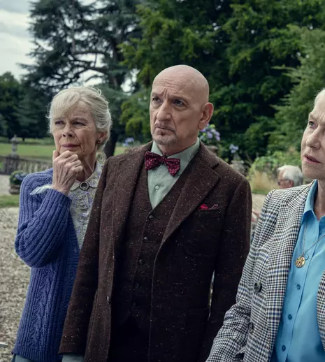 Când are premiera „Clubul crimelor de joi” la Netflix. Primele imagini din filmul cu Helen Mirren și Pierce Brosnan
