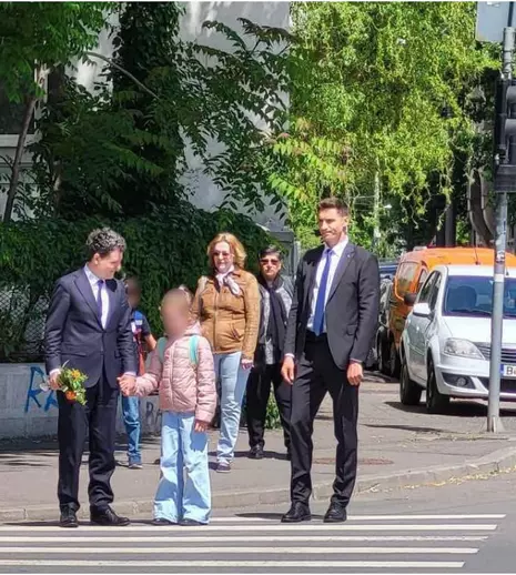 Nicușor Dan, surprins de mână cu fetița lui. A dus-o pe Aheea la școală, la o zi după ce a devenit președinte