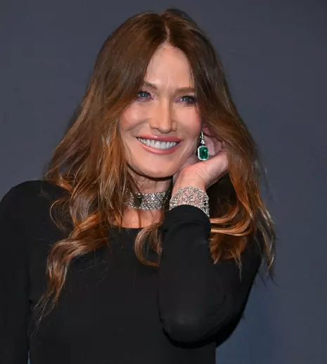 Carla Bruni, apariție spectaculoasă în costum de baie la 57 de ani. Fosta Primă Doamnă a Franței este într-o formă impecabilă