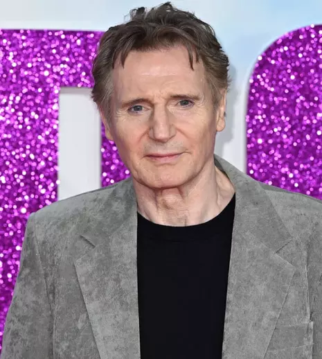 Cum arată băieții lui Liam Neeson. Celebrul actor, apariție rară cu fiii săi pe covorul roșu la premiera The Naked Gun