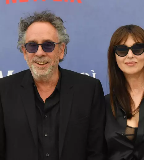 Monica Bellucci, apariție răvășitoare la 61 de ani pe covorul roșu. Imagini cu actrița la brațul lui Tim Burton