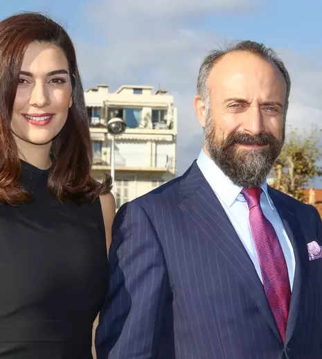 Bergüzar Korel a împlinit 43 de ani. Cum s-a distrat alături de Halit Ergenç și cei trei copii
