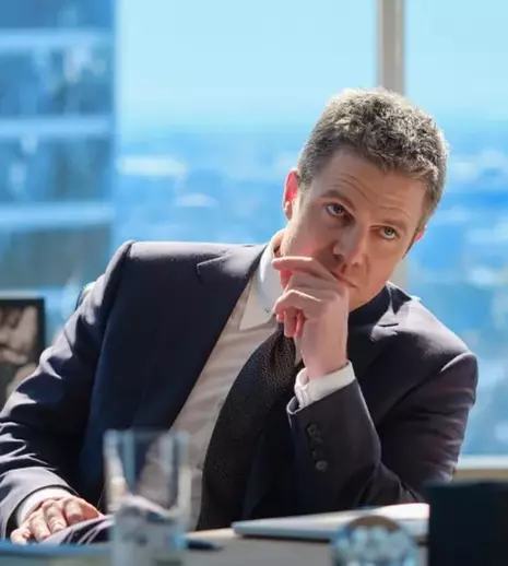 „Costume LA”, noul spin-off „Suits”, vine pe SkyShowtime. Stephen Amell e avocat în Orașul Îngerilor