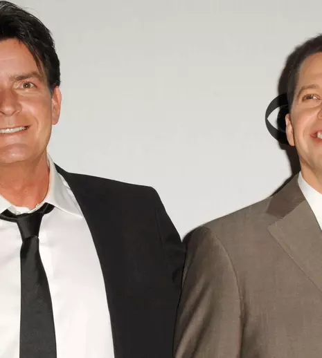 Charlie Sheen versus Jon Cryer: haos, bani și regretele din culisele „Doi bărbați și jumătate”. Jon nu vrea să mai audă de fostul coleg