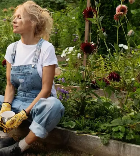 Pamela Anderson gătește în „Pamela și bucătăria ei din provincie”. Ce știm despre reality-show-ul vegan de pe TV Paprika