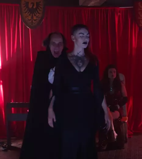„Dracula”, noul film al lui Radu Jude, ajunge în cinematografe de Halloween. Filmul oferă o reinterpretare radicală a mitului care a făcut celebră Transilvania