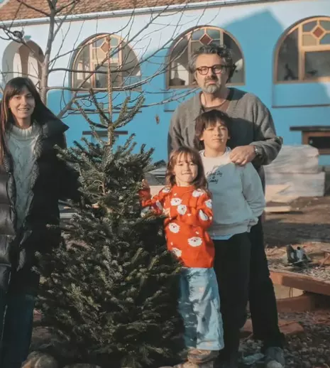 Dana Rogoz a împodobit bradul și la Viscri: „L-am plantat în curte, provizoriu. Ne place mult”. Imagini adorabile cu familia vedetei