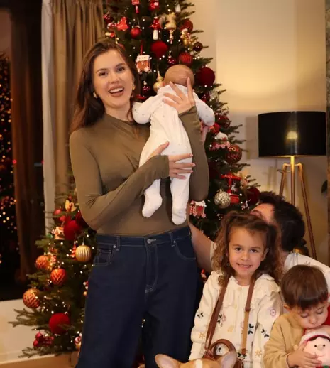 Emily Burghelea a intrat în spiritul sărbătorilor. Influencerița a împodobit bradul alături de copii: „Este primul Crăciun al Elisabetei!”