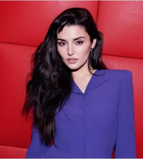 Hande Erçel, invitată de onoare la Paris. Detaliul care arată cât de sus a ajuns actrița. Elie Saab și Valentino au ales-o doar pe ea!