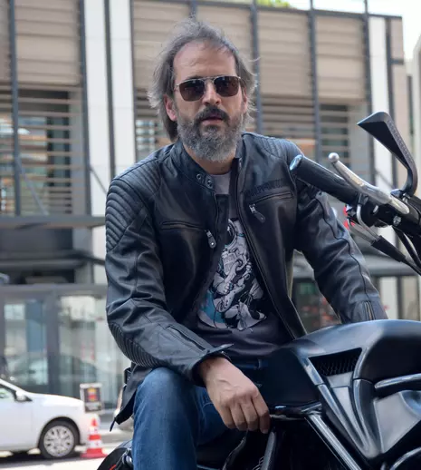 Timuçin Esen: de la clovn pentru copii la star al teatrului și muzicii. Cine este actorul din „Pe mâini bune”