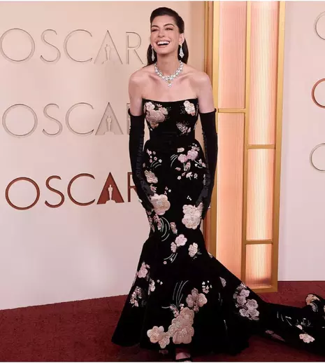 Gafe vestimentare la Oscar 2026. Timothée Chalamet, aspru criticat pentru look-ul „neglijent”, iar Anne Hathaway a șocat cu accesoriile alese