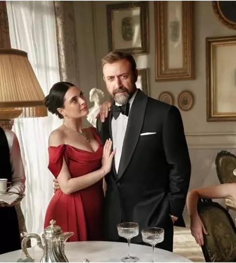 Halit Ergenç revine la TV! Tot ce trebuie să știi despre „Căderea regelui”, noua producție de la Happy Channel