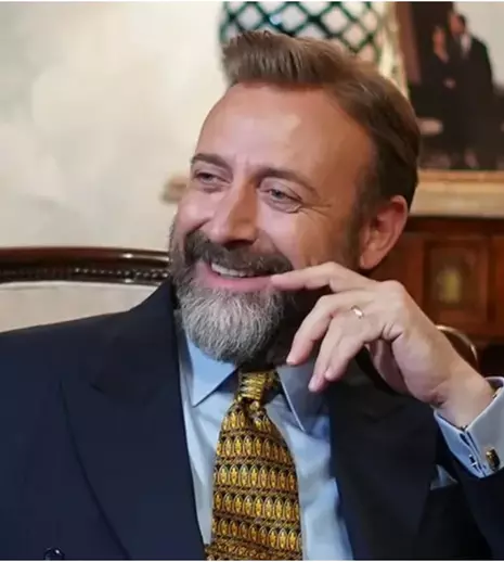 Halit Ergenç, transformare extremă pentru „Căderea Regelui”! Actorul stă două ore la machiaj în fiecare zi