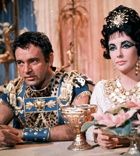 Diamante, pasiuni și un pechinez gurmand: Povestea fabuloasă a bijuteriilor lui Elizabeth Taylor purtate azi de Kim Kardashian și Margot Robbie