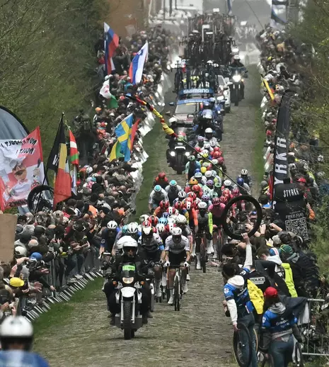Ciclism 2026: Programul curselor de primăvară pe Eurosport și Max. Când vedem Paris-Roubaix