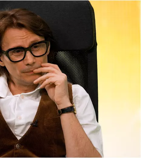 Marius Manole, din nou la „Masa Rotundă” de la Acasă TV. Cine este primul invitat care acceptă provocarea în noul studio virtual