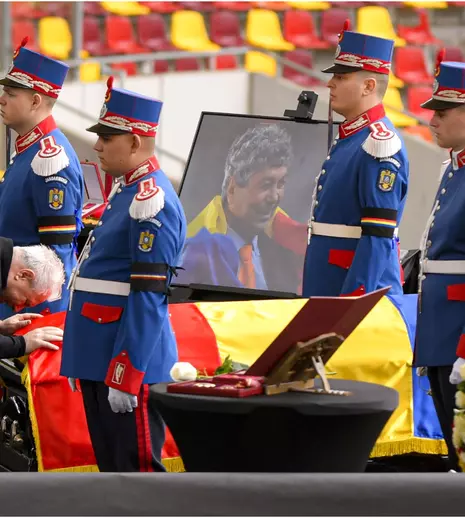 Primele imagini de la înmormântarea lui Mircea Lucescu. Ce nume grele din fotbal și politică participă la slujbă