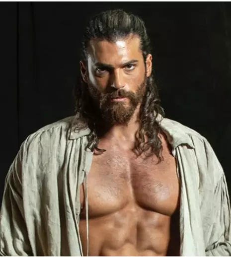 Noul „Sandokan” e aici! Can Yaman promite un „Tigru al Malaeziei” diferit de cel al lui Kabir Bedi: „Să nu-ți pierzi abilitatea de a zâmbi”