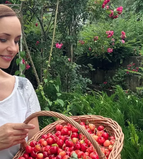 Andreea Marin, în costum de baie la 51 de ani. Mesajul amuzant al vedetei: „Să mă rumenesc puțin!”