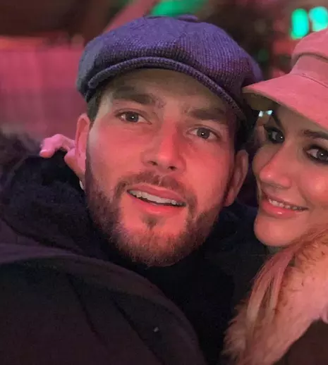 Tragedie fără margini pentru familia fostei prezentatoare „Love Island”. Fratele Carolinei Flack a murit la șase ani după decesul vedetei