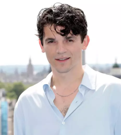 Edward Bluemel este noul Hercule Poirot. BBC reinventează celebrul detectiv în serialul „Hercule”