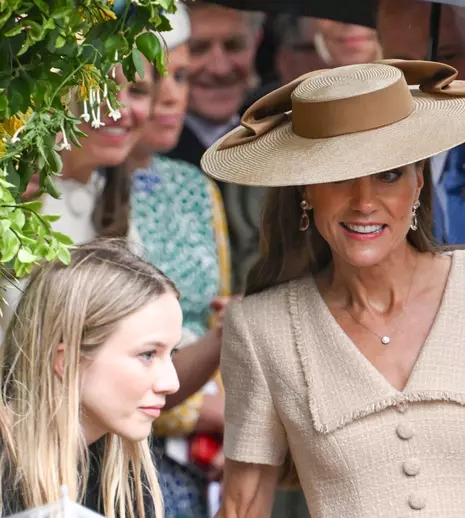 Kate Middleton, apariție de revistă la brațul lui William! Rochia care a furat toate privirile la nunta regală a anului