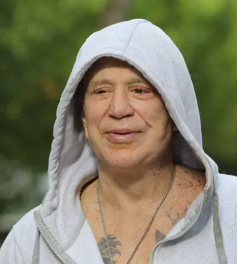 Mickey Rourke, de nerecunoscut. Actorul a ajuns să locuiască într-un hotel, doar cu câinii săi. Imaginile care i-au întristat fanii