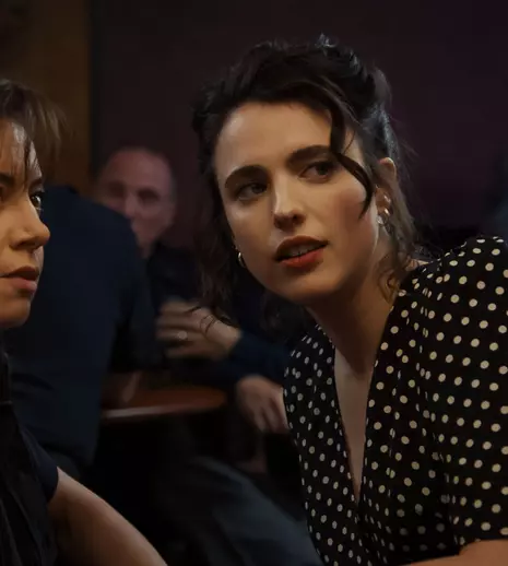 Chris Evans și Margaret Qualley, într-un film cu crimă și umor negru. „Honey Don’t!” ajunge pe SkyShowtime