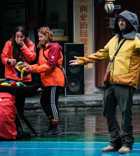 Primele imagini cu Cheloo la Asia Express 2026! Cum a fost surprins artistul în aventurile de pe Drumul Mătăsii