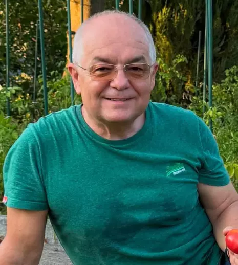 Emil Boc, imagini din propria grădină. Primarul Clujului a arătat prima recoltă de roșii cultivate acasă