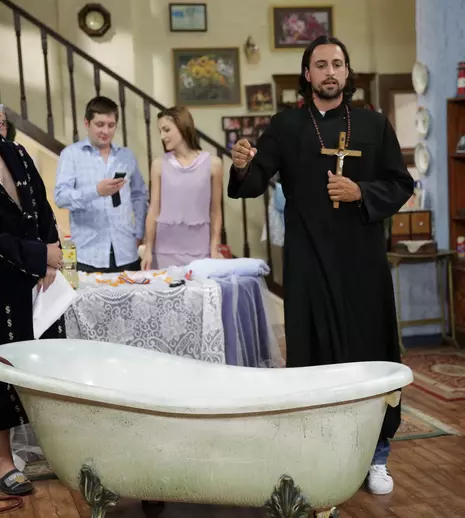 Denis Ştefan se face preot în "Tanti Florica"