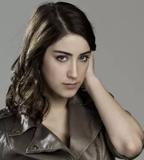 Hazal Kaya ("Feriha") visează să joace cu Marion Cotillard   