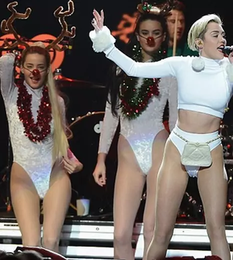 Miley Cyrus are un nou videoclip provocator, „Adore You”