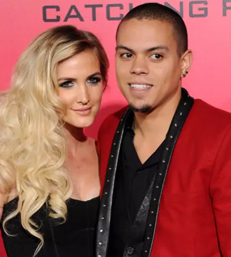 Ashlee Simpson s-a logodit de Revelion