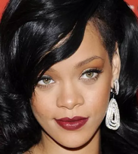 Rihanna se implică în fotbal?