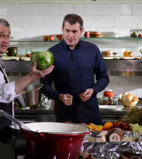 Pătraru, „îmblânzit” cu „varză îndopată”, la „Politică şi delicateţuri”