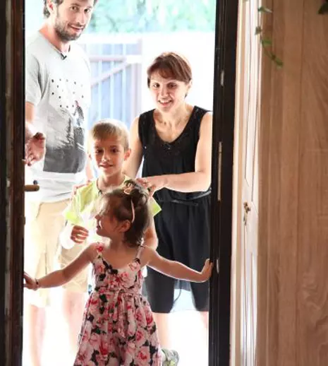 Dragoș Bucur și echipa „Visuri la cheie” au construit o casă de vis pentru familia Stanciu