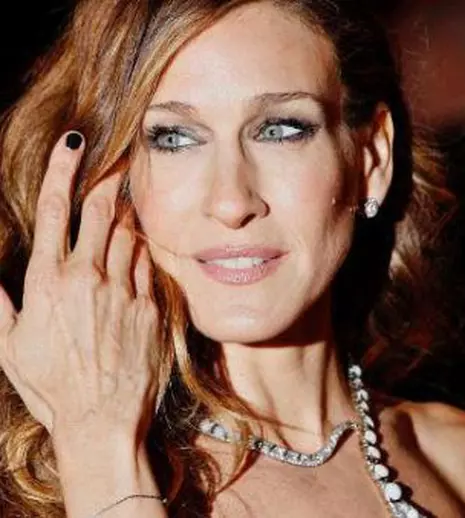 Sarah Jessica Parker, pe care o vedem la HBO din octombrie, îşi lansează linie vestimentară