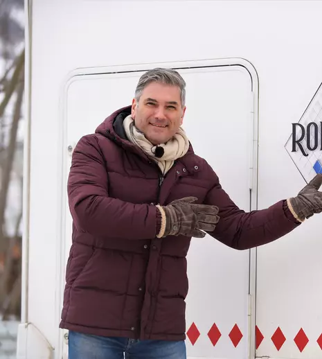 FOTO. Au început filmările pentru „Ie, Românie”. Mircea Radu, primit cu brațele deschise în Maramureș