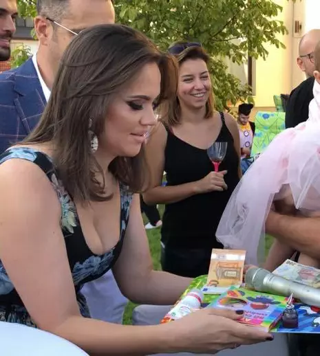 FOTO. Gabriela Cristea i-a rupt turta fetiței sale: „Am avut privilegiul sã trãiesc cea mai frumoasă și mai caldă zi din viaţa mea”